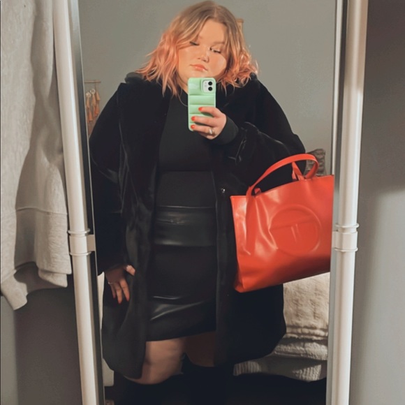 Meet your Posher, Danielle - Picture 2 of 7